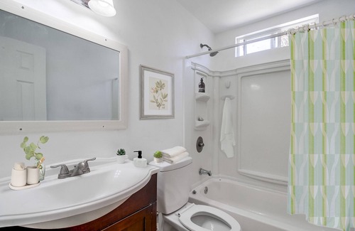 Lincoln Acres House | Spacious 4-BR 2.5 Bath Home w/2-Car Garage, Gated Backyard & 5 Mins to Downtown