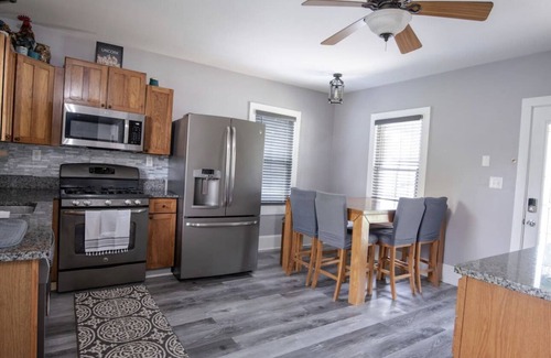 Tonica House | Spacious 4 BR 3BA Mins to Starved Rock