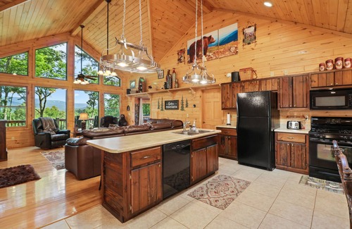 Foxfire Estates Cabin | Spacious 4 BR Cabin w/Stunning Mountain Views! Pet Friendly! Hot Tub!