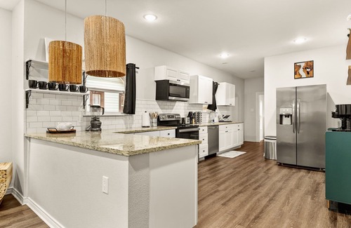 Highland Park House | Spacious 4 BR Retreat w/Pool, Hot Tub, Game Room & 8 Smart TVs. Near Downtown.