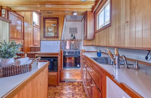 Gig Harbor Boat Rental | Spacious 46' Yacht: Luxury, kayaks, walk to townnn