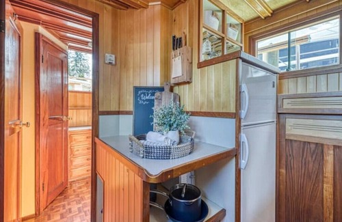 Gig Harbor Boat Rental | Spacious 46' Yacht: Luxury, kayaks, walk to townnn