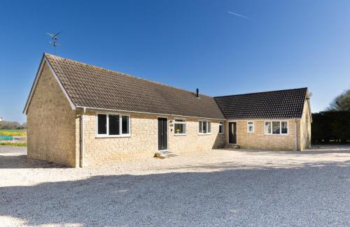 Swindon House | Spacious 4BD Smart Home in Idyllic Rural Setting