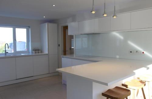Swindon House | Spacious 4BD Smart Home in Idyllic Rural Setting