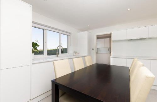 Swindon House | Spacious 4BD Smart Home in Idyllic Rural Setting