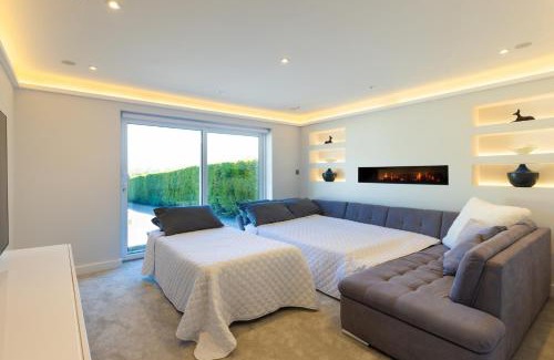 Swindon House | Spacious 4BD Smart Home in Idyllic Rural Setting