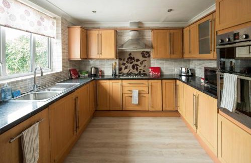Croham House | Spacious 4BD Home near Gatwick & LDN Links