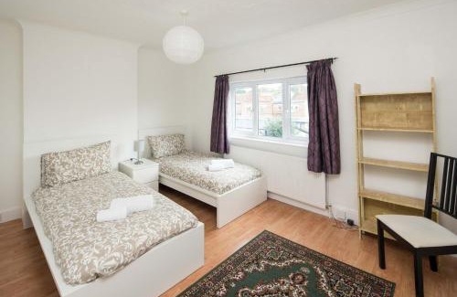 Croham House | Spacious 4BD Home near Gatwick & LDN Links