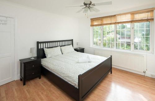 Croham House | Spacious 4BD Home near Gatwick & LDN Links