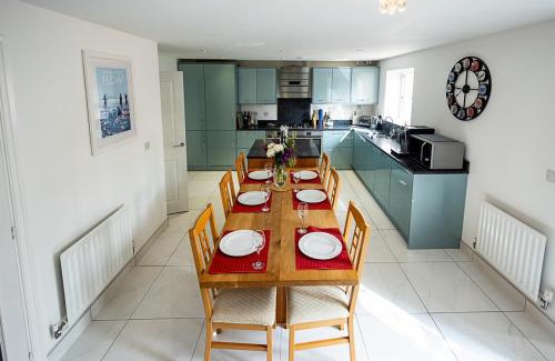 Romsey House | Spacious 4BD Home with Patio garden, BBQ & Parking