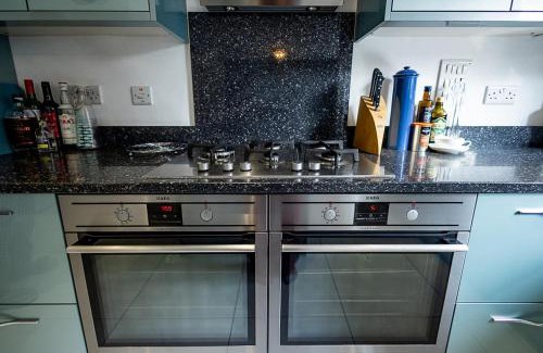 Romsey House | Spacious 4BD Home with Patio garden, BBQ & Parking