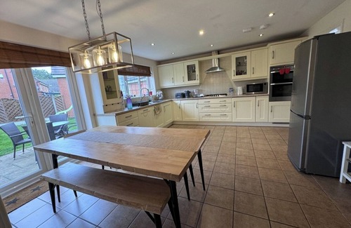 Foxton House | Spacious 4BD House with Character in Coventry