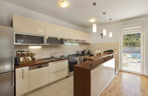 Tucepi Villa | Spacious 4BD Villa for 8 with a private pool, in a quiet countryside setting