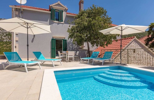 Tucepi Villa | Spacious 4BD Villa for 8 with a private pool, in a quiet countryside setting