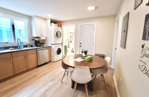 East Somerville Apartment | Spacious 4BDR/2BA- Walk to T-Station- Minutes to Boston