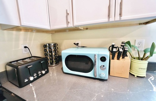 East Somerville Apartment | Spacious 4BDR/2BA- Walk to T-Station- Minutes to Boston