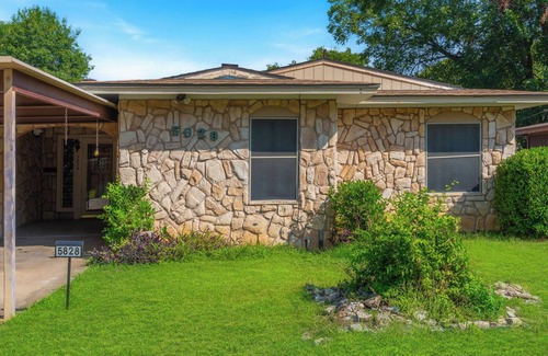 Westworth Village House | Spacious 4BEDR/2BATH Getaway w/King Beds + TVs