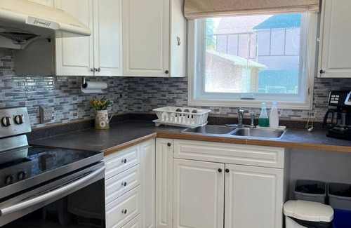 Brandon House | Spacious 4BedroomHome with Modern Amenities and ScenicViews perfect for Families