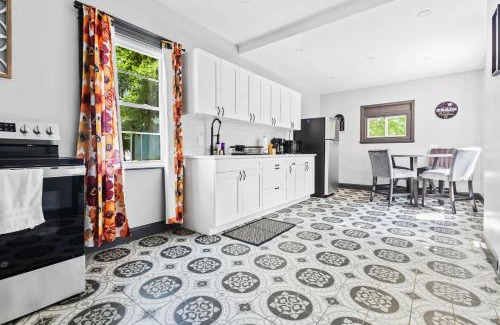 Niagara Falls House | Spacious 4BR 1BA close to the Falls