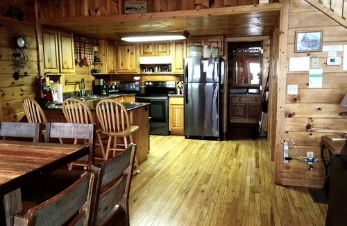 Sevierville Cabin | Spacious 4BR Cabin Near Dollywood – Hot Tub, Game Room & Stunning Mountain Views