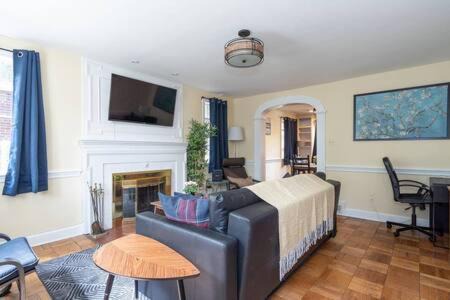 Northeast Alexandria House | Spacious 4BR CozySuites in Old Town Alexandria