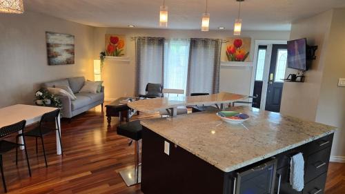 Thompson House | Spacious 4BR Family Home - Wine Fridge, Patio, Parking