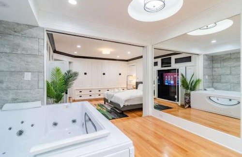 Gold Coast Apartment | Spacious 4BR Gold Coast Duplex with Jacuzzi in the Bedroom