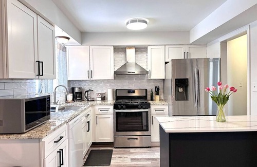 Sterling Heights House | Spacious 4BR Home in Sterling Heights – 2 Family Rooms, Bar & Perfect for Groups