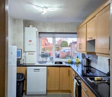 Balderton House | Spacious 4BR Home, Garden, Parking and WiFi, Perfect for Families & Crews
