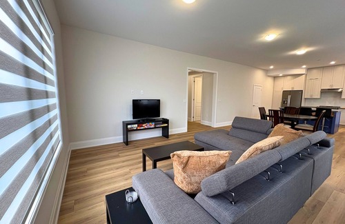 Alcona House | Spacious 4BR Home Steps from the Lake — 🏡 The Diamond by Innisfil Beach