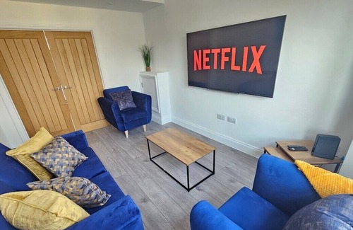 Higham Hill House | Spacious 4BR House, London, Sleeps 9, Free Parking