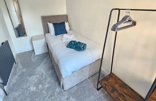 Higham Hill House | Spacious 4BR House, London, Sleeps 9, Free Parking