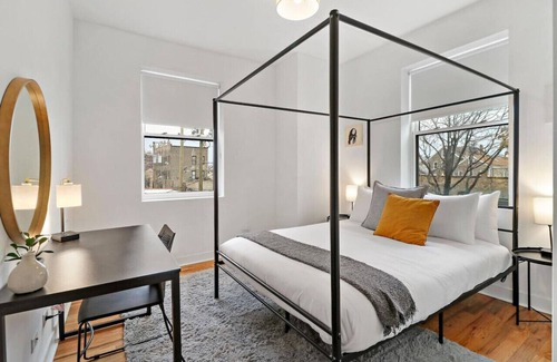 Pilsen Apartment | Spacious 4BR in Chicago w/Laundry!