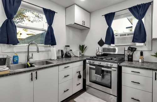 North Buffalo House | Spacious 4BR Near UB and Niagara Falls - Pet Friendly