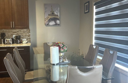 Airdrie House | Spacious 4BR Retreat- Perfect for Families & Groups!
