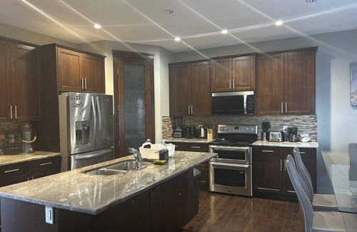 Airdrie House | Spacious 4BR Retreat- Perfect for Families & Groups!