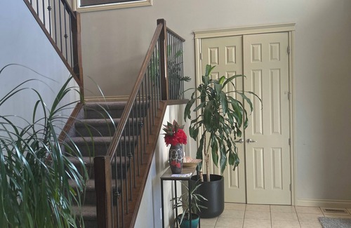 Airdrie House | Spacious 4BR Retreat- Perfect for Families & Groups!
