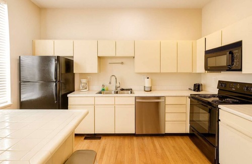 Soulard Apartment | Spacious 4BR Soulard Duplex - 2 Kitchens - Patio - Parking - Walk to Market