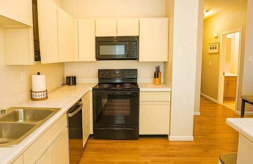 Soulard Apartment | Spacious 4BR Soulard Duplex - 2 Kitchens - Patio - Parking - Walk to Market