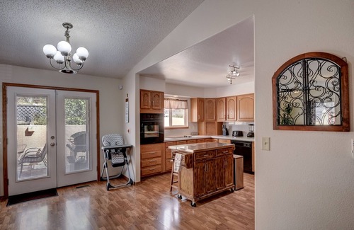Cheyenne Meadows House | Spacious 5 BDR 3 BA House with Hot Tub, BBQ, Fire Pit, Home Gym, Mountain View