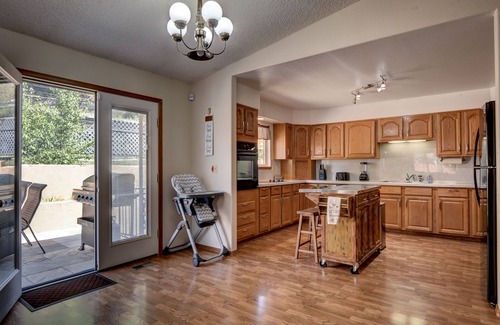 Cheyenne Meadows House | Spacious 5 BDR 3 BA House with Hot Tub, BBQ, Fire Pit, Home Gym, Mountain View