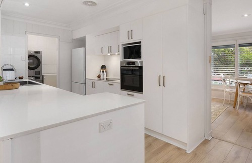 Collaroy Plateau House | Spacious 5-Bed House with Pristine Garden
