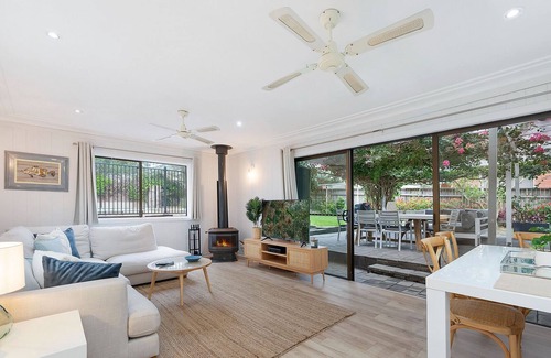 Collaroy Plateau House | Spacious 5-Bed House with Pristine Garden