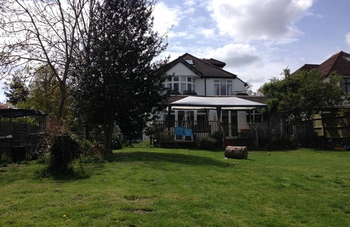 London Borough of Bromley House | Spacious 5 bed family house, large garden, walk to train station and shops. wifi
