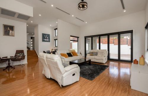 Giralang House | Spacious 5-Bed Family Home in Giralang