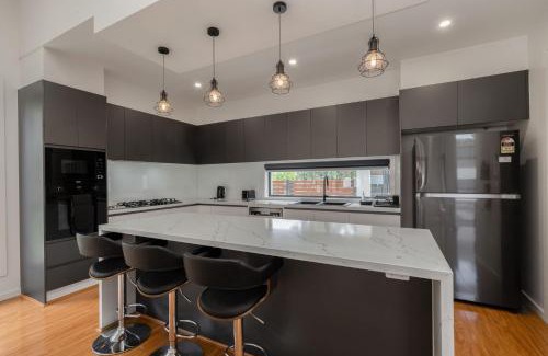 Giralang House | Spacious 5-Bed Family Home in Giralang