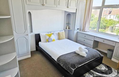 Horfield House | Spacious 5-Bed Home with Parking,WiFi & Self Check-In