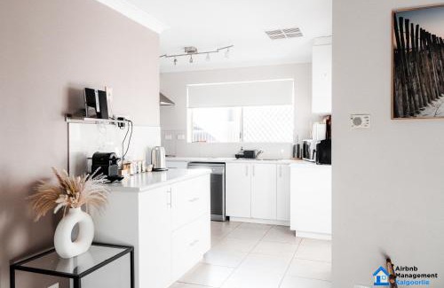 Hannans House | Spacious 5-bed house opposite Golf Course