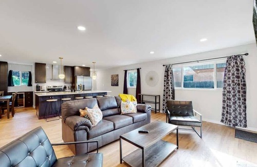 Southeast House | Spacious 5-Bed King Bed Ranch w/Basement, Smart TVs & Garage Near Light Rail