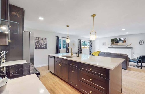 Southeast House | Spacious 5-Bed King Bed Ranch w/Basement, Smart TVs & Garage Near Light Rail